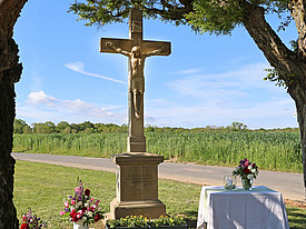 Das Herschles Kreuz steht wieder an seinem angestammten Platz am Ortseingang von Hohenrot. Bild: Ingrid Schuster